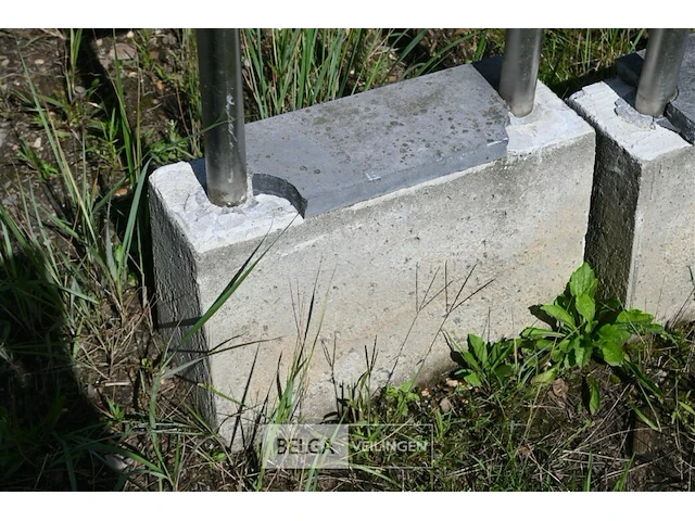 2 ijzeren banken met betonnen voet - afbeelding 6 van  6
