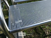 2 ijzeren banken met betonnen voet - afbeelding 4 van  6