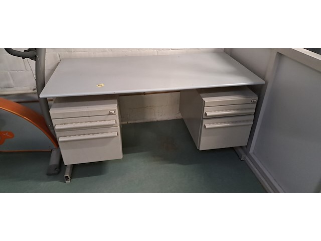 2 ijzeren bureau's en een landkaart postzones op glas, fiets - afbeelding 1 van  4