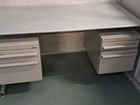 2 ijzeren bureau's en een landkaart postzones op glas, fiets - afbeelding 1 van  4