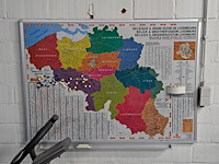 2 ijzeren bureau's en een landkaart postzones op glas, fiets - afbeelding 2 van  4