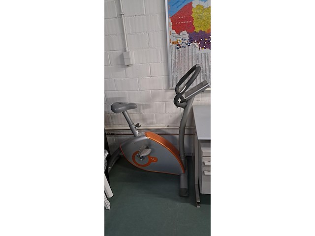 2 ijzeren bureau's en een landkaart postzones op glas, fiets - afbeelding 3 van  4