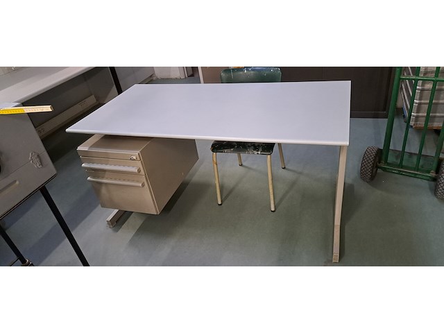 2 ijzeren bureau's en een landkaart postzones op glas, fiets - afbeelding 4 van  4