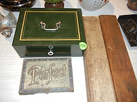 2 ijzeren kisten + sigarenmakers - afbeelding 1 van  2