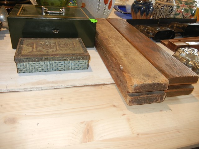 2 ijzeren kisten + sigarenmakers - afbeelding 2 van  2