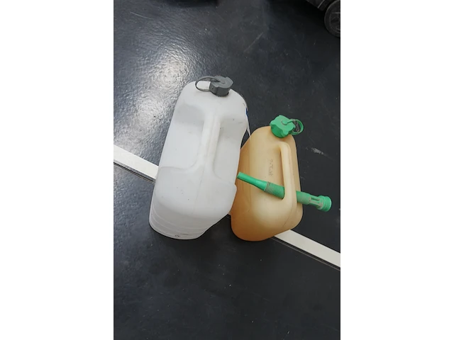 2 jerrycans voor benzine en water - afbeelding 1 van  3