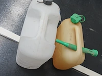 2 jerrycans voor benzine en water - afbeelding 1 van  3