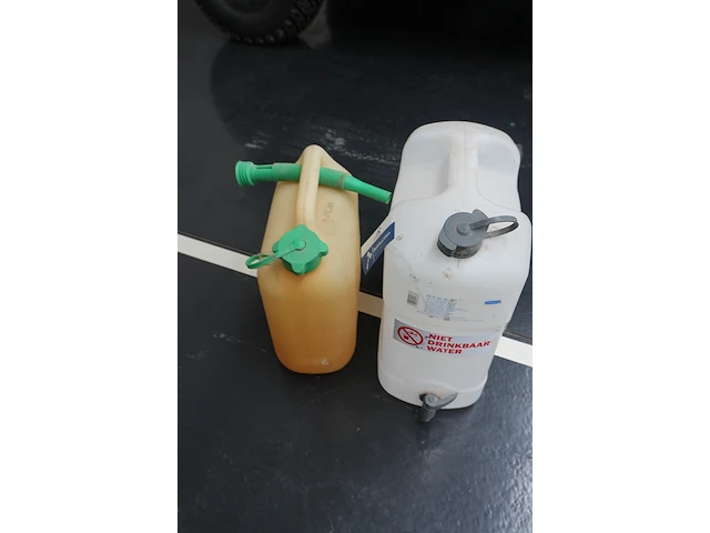 2 jerrycans voor benzine en water - afbeelding 2 van  3