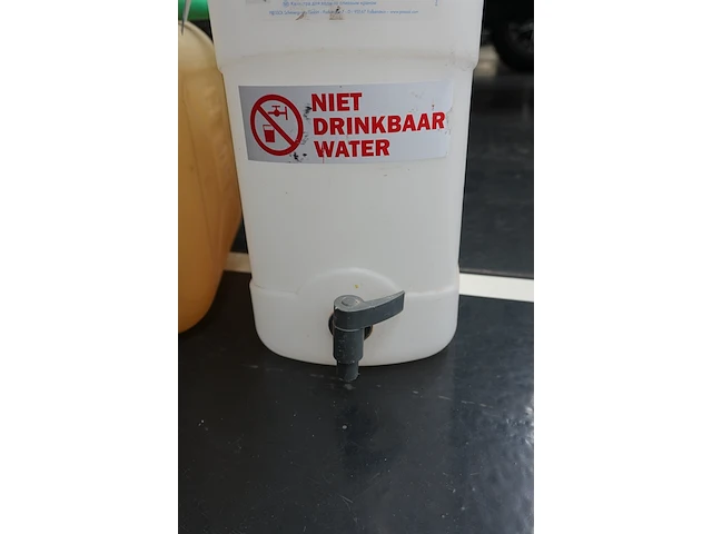 2 jerrycans voor benzine en water - afbeelding 3 van  3