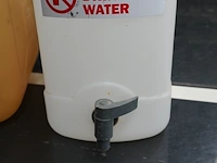 2 jerrycans voor benzine en water - afbeelding 3 van  3
