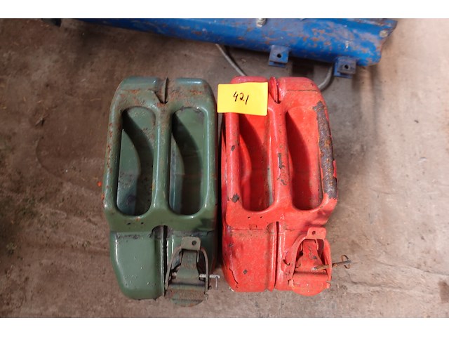 2 jerrykannen - afbeelding 1 van  3