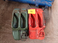 2 jerrykannen - afbeelding 1 van  3