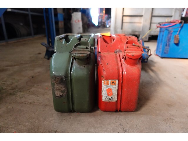 2 jerrykannen - afbeelding 2 van  3