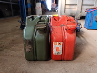 2 jerrykannen - afbeelding 2 van  3