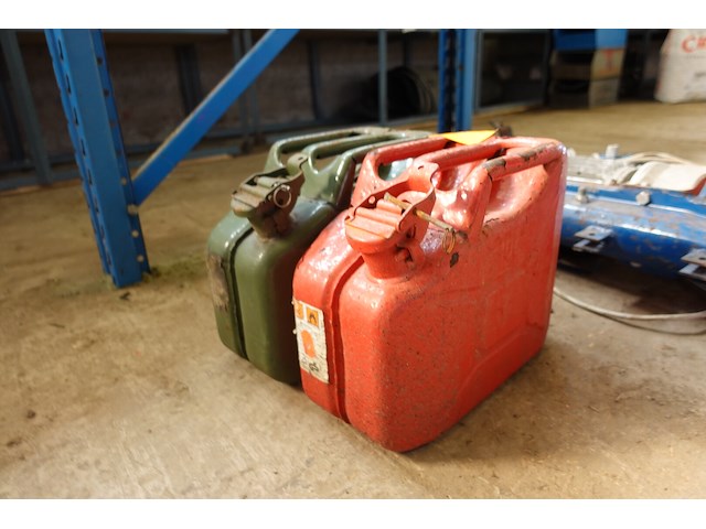 2 jerrykannen - afbeelding 3 van  3