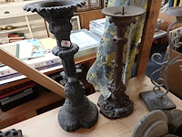 2 kandelaars gietijzer hoogte 40 cm en hoogte 45cm