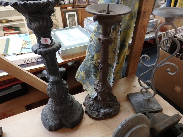 2 kandelaars gietijzer hoogte 40 cm en hoogte 45cm - afbeelding 3 van  3