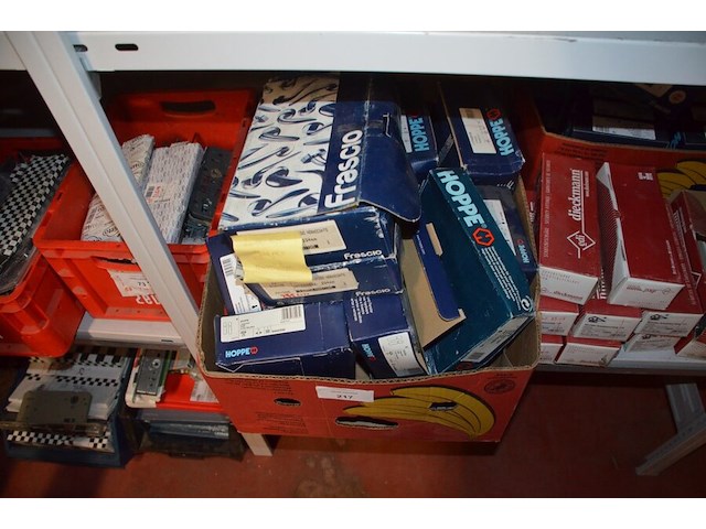 2 kartonnen dozen met klinken - afbeelding 6 van  11