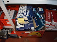 2 kartonnen dozen met klinken - afbeelding 6 van  11