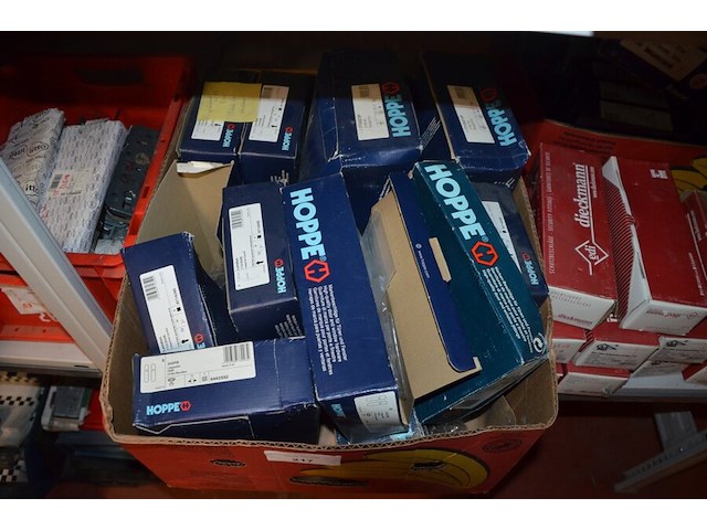 2 kartonnen dozen met klinken - afbeelding 8 van  11
