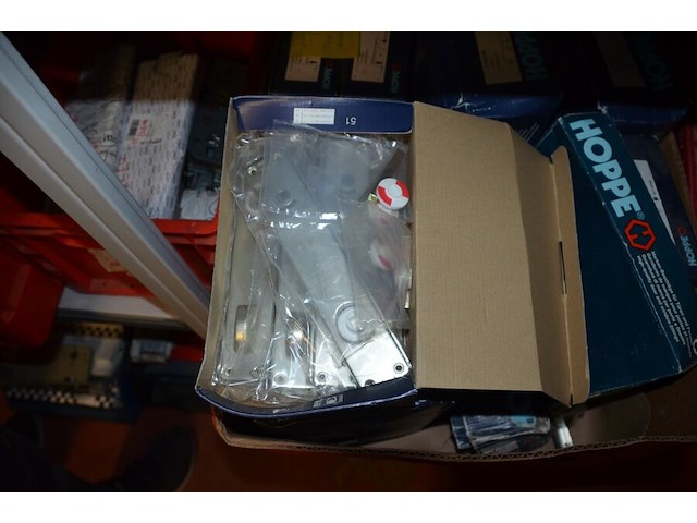 2 kartonnen dozen met klinken - afbeelding 9 van  11