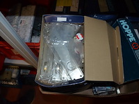 2 kartonnen dozen met klinken - afbeelding 9 van  11