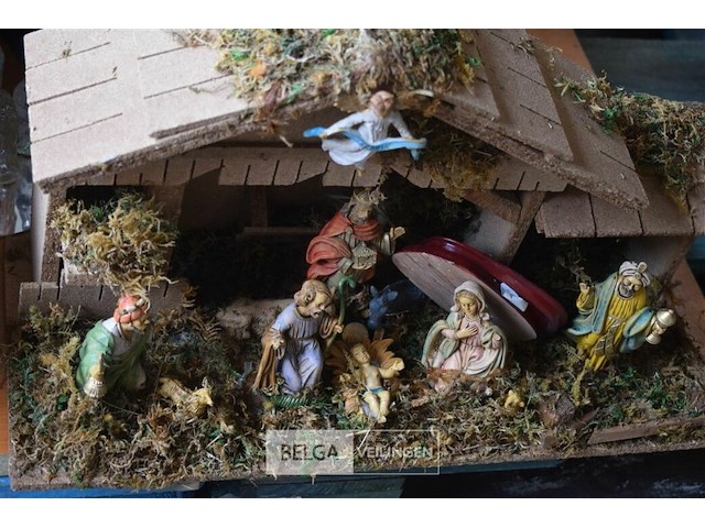 2 kerststallen en div kaarsen - afbeelding 2 van  5