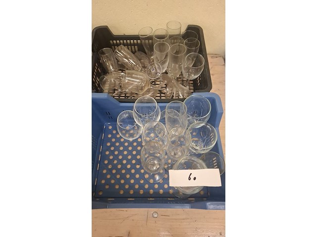 2 kisten met glazen - afbeelding 1 van  1