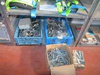 2 kisten met waterleiding materiaal