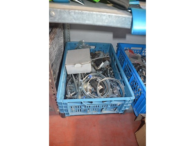 2 kisten met waterleiding materiaal - afbeelding 2 van  7