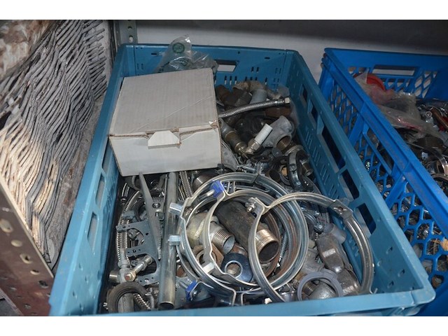 2 kisten met waterleiding materiaal - afbeelding 4 van  7