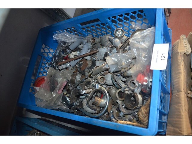 2 kisten met waterleiding materiaal - afbeelding 6 van  7