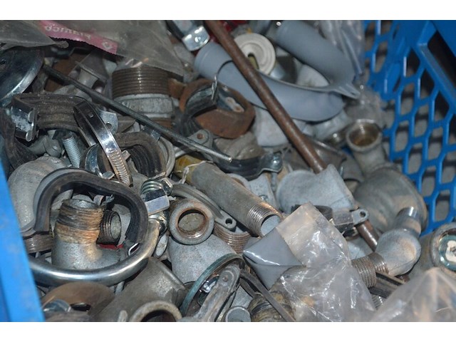 2 kisten met waterleiding materiaal - afbeelding 7 van  7