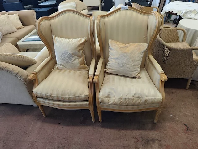 2 klassieke fauteuils met houten frame en lichte beige bekleding (vertoont gebruikssporen) - afbeelding 1 van  6