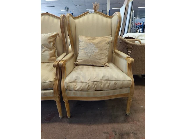 2 klassieke fauteuils met houten frame en lichte beige bekleding (vertoont gebruikssporen) - afbeelding 2 van  6