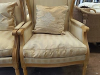 2 klassieke fauteuils met houten frame en lichte beige bekleding (vertoont gebruikssporen) - afbeelding 2 van  6