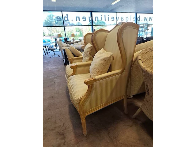 2 klassieke fauteuils met houten frame en lichte beige bekleding (vertoont gebruikssporen) - afbeelding 3 van  6