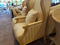 2 klassieke fauteuils met houten frame en lichte beige bekleding (vertoont gebruikssporen) - afbeelding 3 van  6