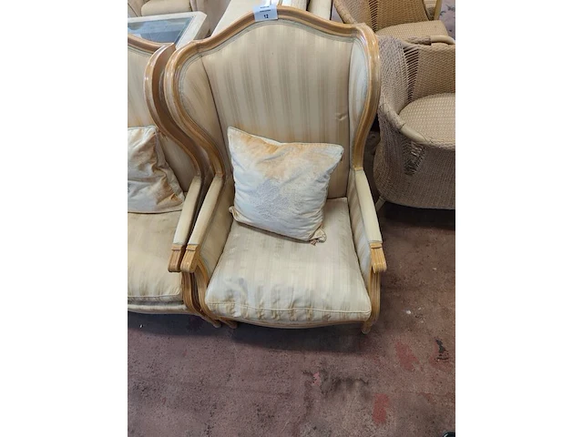 2 klassieke fauteuils met houten frame en lichte beige bekleding (vertoont gebruikssporen) - afbeelding 4 van  6