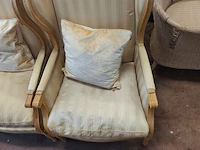 2 klassieke fauteuils met houten frame en lichte beige bekleding (vertoont gebruikssporen) - afbeelding 4 van  6