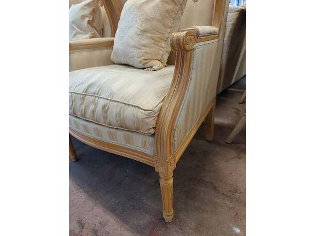 2 klassieke fauteuils met houten frame en lichte beige bekleding (vertoont gebruikssporen) - afbeelding 5 van  6