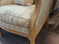 2 klassieke fauteuils met houten frame en lichte beige bekleding (vertoont gebruikssporen) - afbeelding 5 van  6