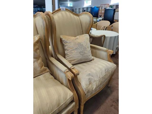 2 klassieke fauteuils met houten frame en lichte beige bekleding (vertoont gebruikssporen) - afbeelding 6 van  6