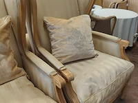 2 klassieke fauteuils met houten frame en lichte beige bekleding (vertoont gebruikssporen) - afbeelding 6 van  6
