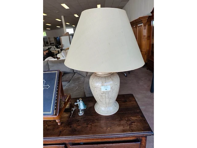 2 klassieke tafellampen met beige stenen voet met marmereffect en beige stoffen lampenkap, 80 cm hoog - afbeelding 1 van  5