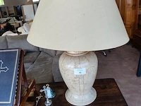 2 klassieke tafellampen met beige stenen voet met marmereffect en beige stoffen lampenkap, 80 cm hoog