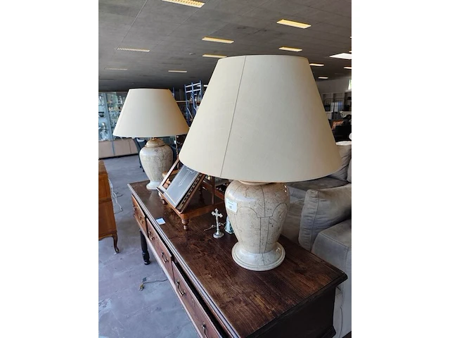2 klassieke tafellampen met beige stenen voet met marmereffect en beige stoffen lampenkap, 80 cm hoog - afbeelding 2 van  5