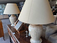 2 klassieke tafellampen met beige stenen voet met marmereffect en beige stoffen lampenkap, 80 cm hoog - afbeelding 2 van  5