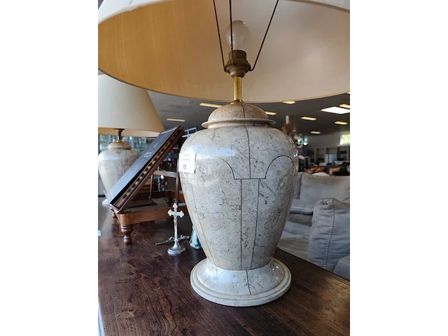2 klassieke tafellampen met beige stenen voet met marmereffect en beige stoffen lampenkap, 80 cm hoog - afbeelding 3 van  5