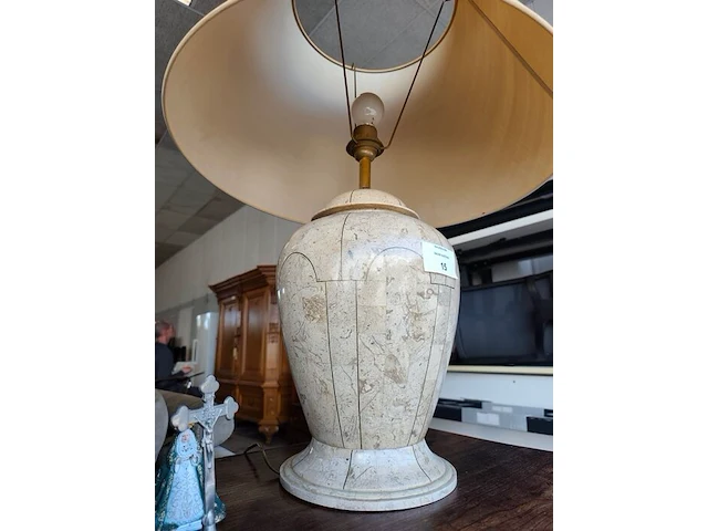 2 klassieke tafellampen met beige stenen voet met marmereffect en beige stoffen lampenkap, 80 cm hoog - afbeelding 4 van  5